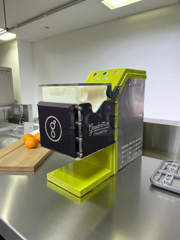 GoodNature CT 7 Mini Cold Press Juicer, great condition, stainless steel and lime green, tested and working, commercial use.