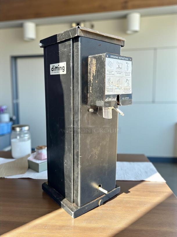 Ditting KR1403 retail coffee grinder in excellent condition, black finish. Features operating instructions. Tested and working.