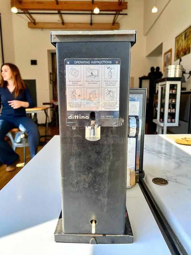 Ditting KR1403 retail coffee grinder, excellent condition, visible operating instructions, tested and working.