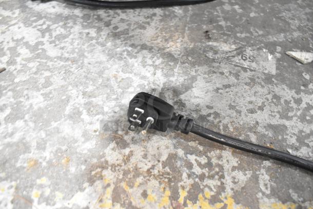 Power plug for True GDM-26F-LD commercial freezer, suitable for 115 volts, 1 phase; in functional condition.