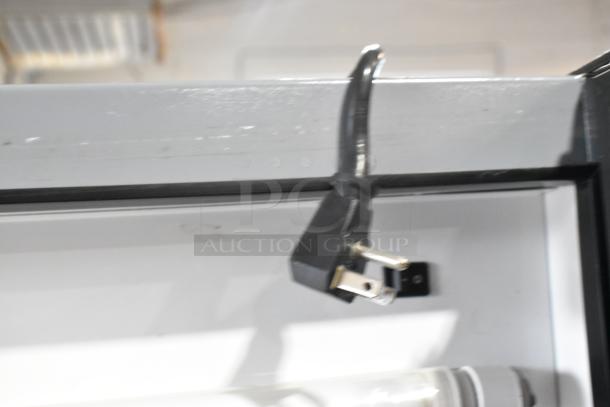 True GDM-12 commercial cooler power plug, showing 115-volt, 1-phase compatibility.