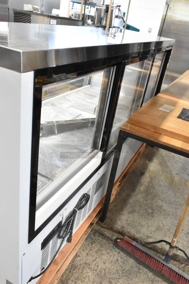 Brand new Avantco 178DLC82HCW 82" white curved glass deli case. Notable glass damage. 115V, 1 phase.