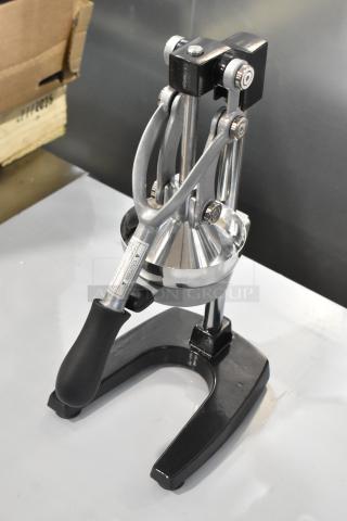 BRAND NEW Garde 5015567 metal citrus juicer with scratch and dent condition, black base, manual operation.