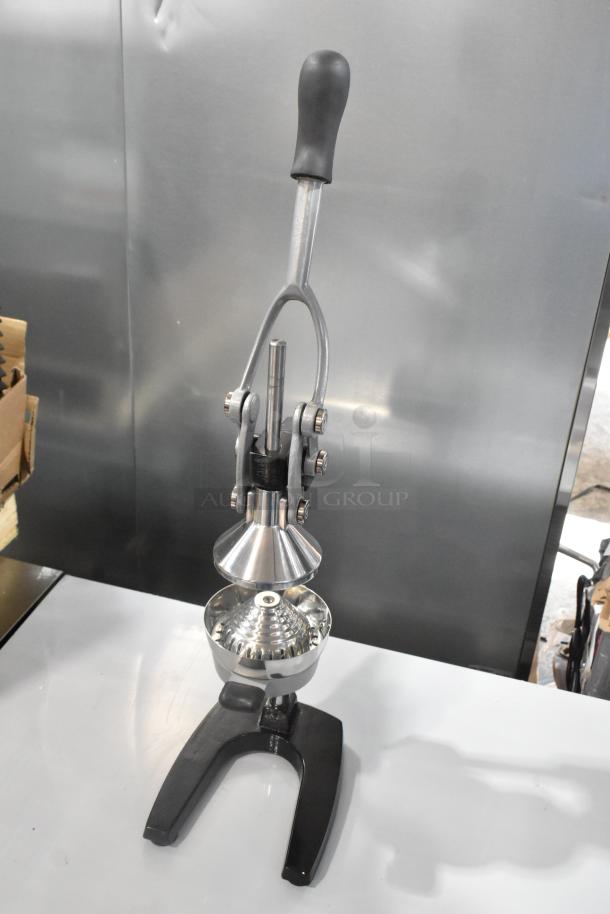 BRAND NEW SCRATCH AND DENT Garde 5015567 metal countertop manual citrus juicer, sturdy design, ergonomic handle.