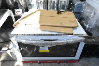 BRAND NEW SCRATCH AND DENT! Avantco 177CO46M Stainless Steel Commercial Countertop Convection Oven. See Pictures for Glass Damage. 208/240 Volts, 1 Phase. - Item #1213365