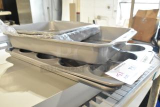 5 new scratch and dent baking pans, including Farberware. Includes ServIt model 423SW48INHDBLA. High bid value.