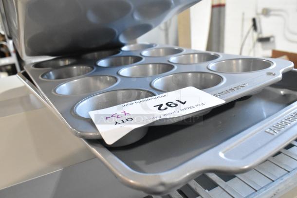 5 brand new, scratch-and-dent Farberware baking pans. Includes a ServIt model 423SW48INHDBLA. Auction tag qty 3x, #192.