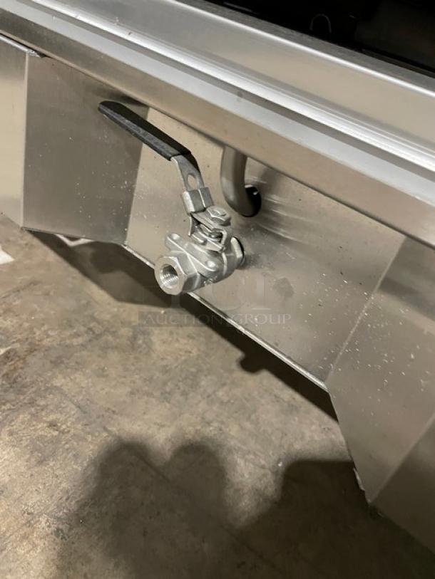 Stainless steel lever on a scratch-n-dent Winston CVap Series cook and hold oven, Model CHV504UVR.