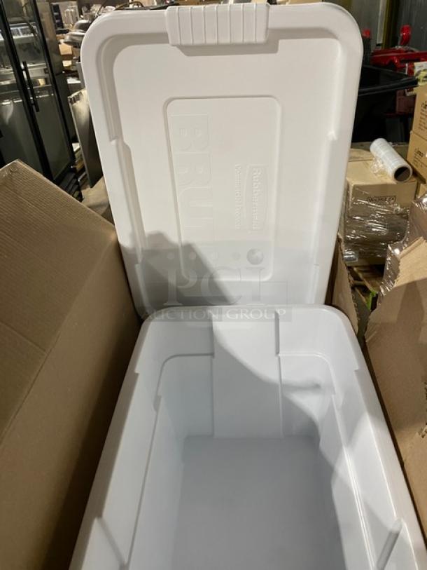 Rubbermaid BRUTE Series 20 Gal. Grip-N-Go Container in white with lid, model FG9S3100WHT, new condition, NSF approved.
