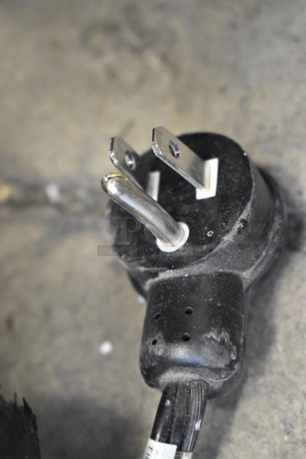 Frigidaire PLGC36S9CCB gas 5-burner range plug. Black, 3-prong with signs of wear.
