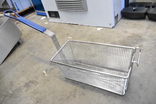 New metal fry basket with blue handle, scratch and dent condition. Ideal for commercial kitchens.
