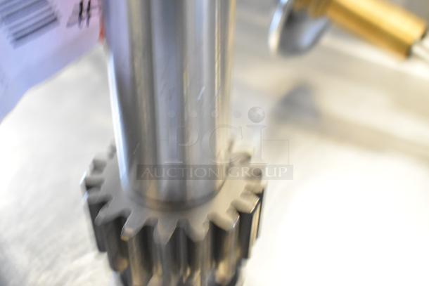 Close-up of Avantco axle assembly for MX60SHKIT series, new condition, featuring metal gears.