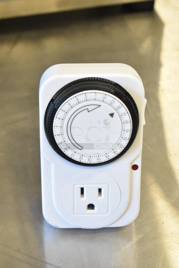 Tanda TS-MU3 grounded outlet timer, white, with dial and outlet, used condition.