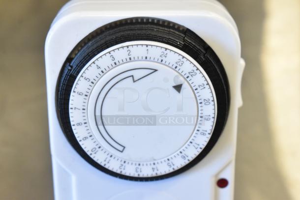 Tanda TS-MU3 grounded outlet timer, white, with 24-hour dial and red indicator light.