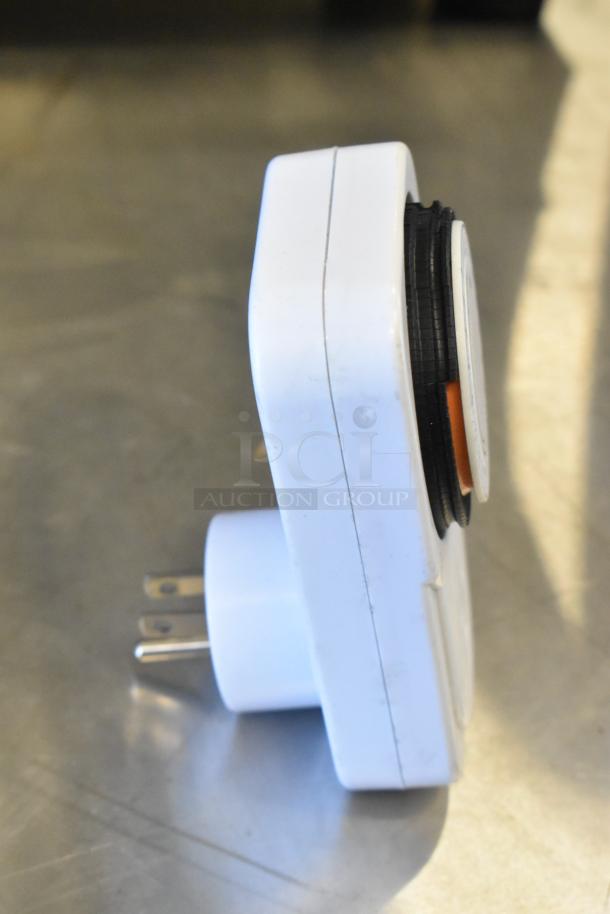 Tanda TS-MU3 outlet timer, white, 3-prong plug, side view. Features adjustable dial, in used condition.