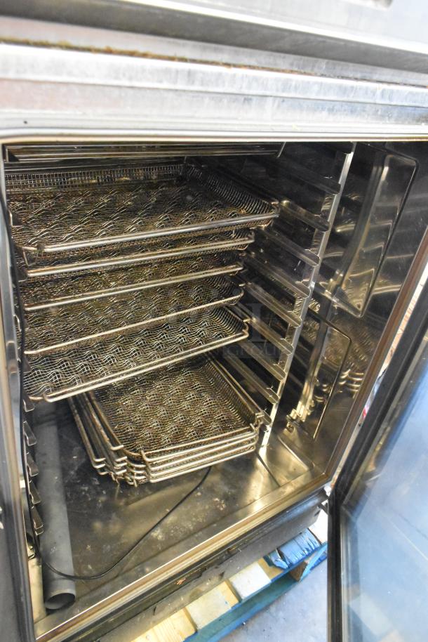 Stainless steel interior of Rational iCombiPro convection oven with wire racks, suitable for parts. Model LM100CE.AXXXX/LM100EE.AXXXX.