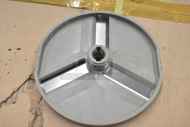 Set of 4 metal food processor blades, including 2 slicing and 2 grating. Excellent condition, ready for use.