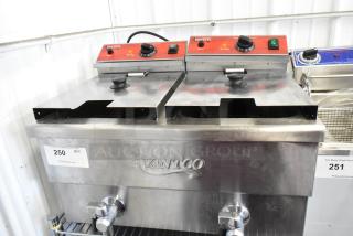 BRAND NEW SCRATCH AND DENT! 2025 Avantco 177F202 Stainless Steel Commercial Countertop Electric Powered 2 Bay Fryer w/ 2 Metal Baskets and 2 Metal Lids. 208-240 Volts, 1 Phase. - Item #1214277