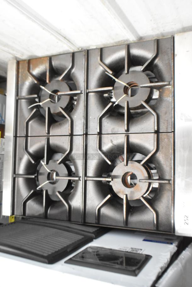 BRAND NEW SCRATCH AND DENT Avantco 177CAGR424 stainless steel commercial countertop gas charbroiler grill, 112,000 BTU.