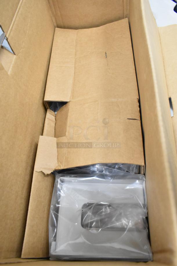 Vita-Mix VM0224 Immersion Blender in original box, 115 Volts, 1 Phase. Appears new, packaging intact, includes accessories in plastic wrap.