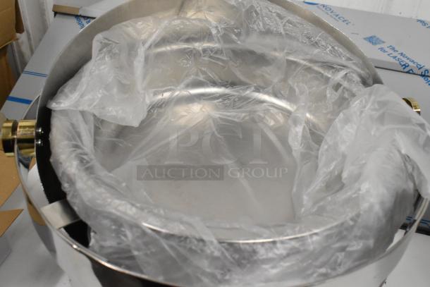 Brand new stainless steel round roll top chafer with minor scratches and dents. Includes original packaging.