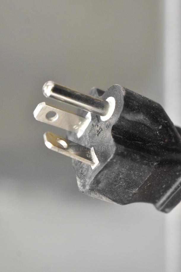Close-up of a power plug for the Avantco 177EG24N electric countertop griddle, 208/240V, 1 phase.