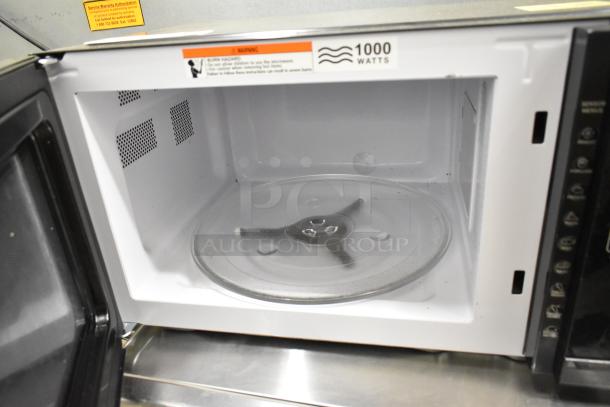 2024 Hamilton Beach HB8436193153-03 countertop microwave, 1000 watts, 120 volts, with glass plate, clean interior, minimal wear.