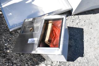 BRAND NEW SCRATCH AND DENT! Regency 600DIWIB1821 Stainless Steel Water Station with Ice Bin - 21