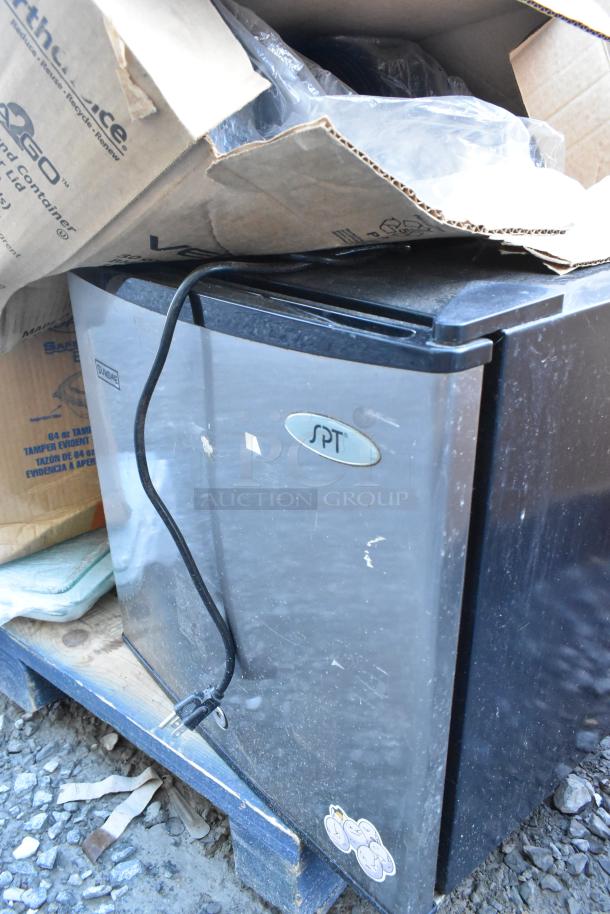 Pallet lot includes a SPT mini cooler with visible wear, CTR64BD disposable bowls, and napkins in boxes.