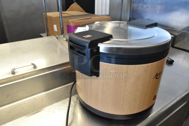 Brand new Avantco 177RWB92W rice warmer, 92 cup capacity, woodgrain finish, electric, 120V, with minor scratches.