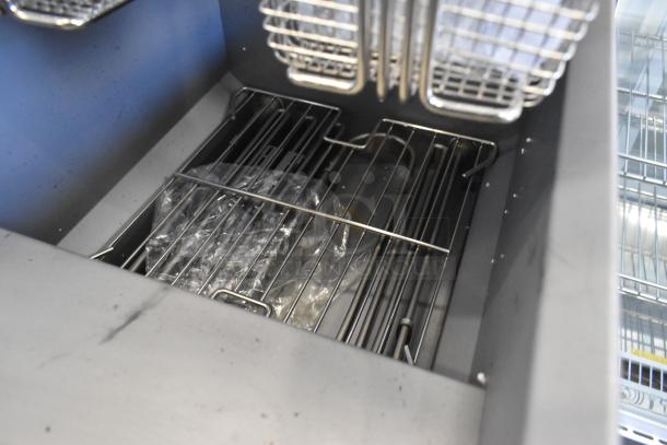 BRAND NEW 2024 Avantco 177EF40D Stainless Steel Electric Deep Fryer with 2 Metal Baskets, 240V, Scratch and Dent.