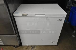Arctic King ARC070S0ARWW Metal Chest Freezer w/ Hinge Lid. 115 Volts, 1 Phase. Tested and Working! - Item #1214115