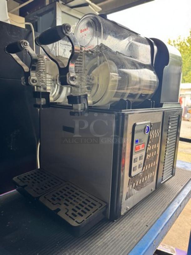 VEVOR Commercial Slushy Machine XRJ3LX2, 3Lx2 double tank, 110V. Tested and working. Features control panel and clear tanks.