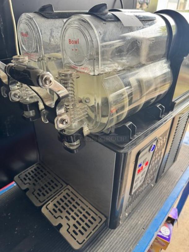VEVOR Commercial Slushy Machine, model XRJ3LX2, with dual 3L tanks, tested and working. Features a 110V power supply.