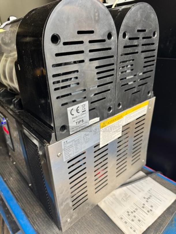 VEVOR Commercial Slushy Machine XRJ3LX2, 3Lx2 double tank, 110V, metal casing, visible CE markings, tested & working condition.