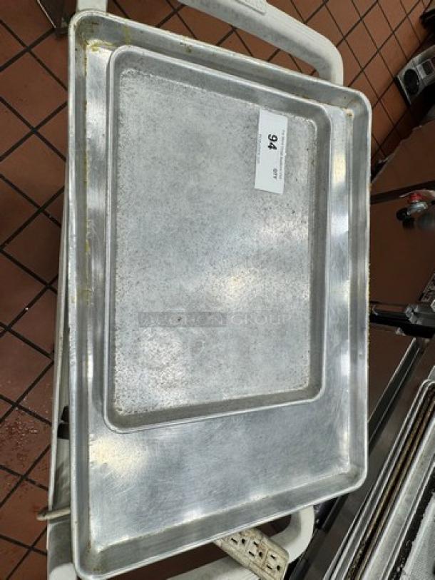Lot of 2 metal baking trays, used condition, rectangular shape, with visible wear. Label reads "94".