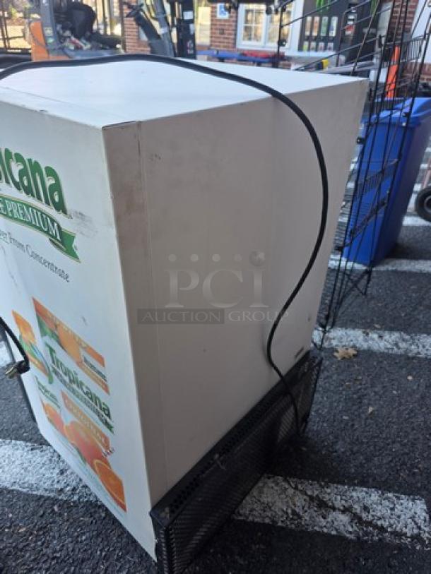 True GDM-07 countertop refrigerated merchandiser, white exterior, glass door, visible signage, good condition.