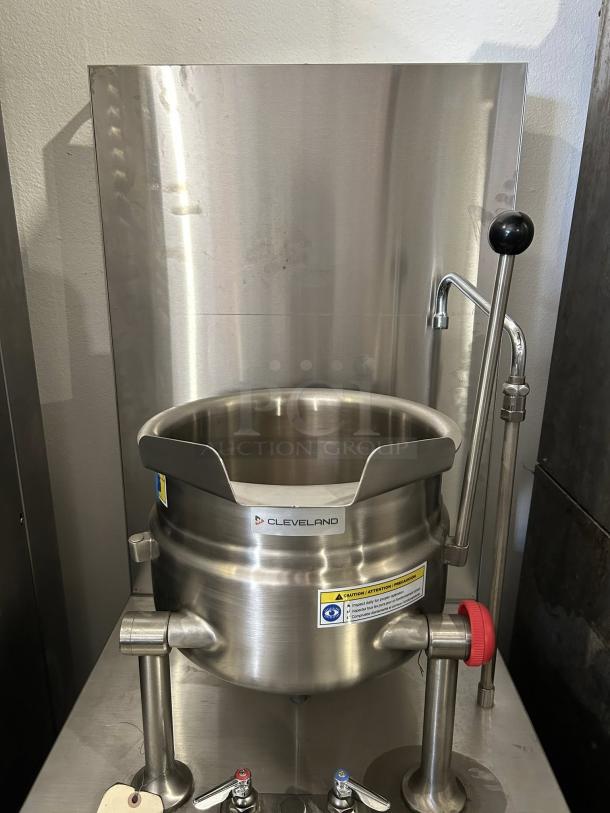 Cleveland 24-GM-K6-200 natural gas 6-gallon steam jacketed kettle with modular base, tested and working, stainless steel.