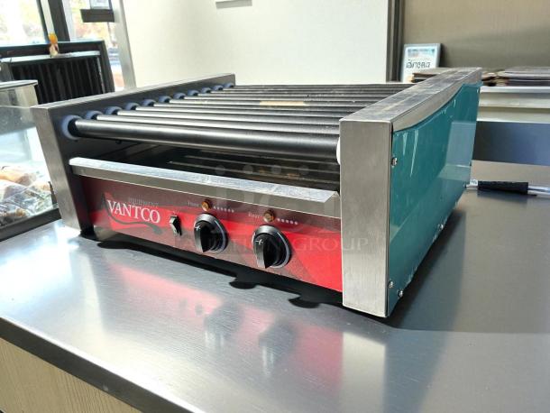 Avantco RG1830NS 30 Hot Dog Roller Grill with 11 non-stick rollers, excellent condition, 120V, 910W, tested and working.