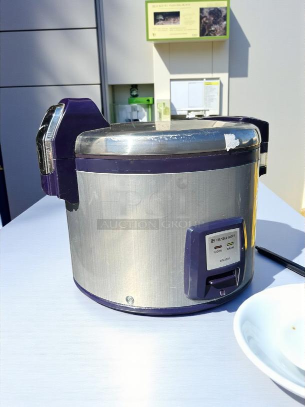 Thundergroup SEJ3201 30 Cup Rice Cooker, great condition, tested and working. Features cook and warm settings.