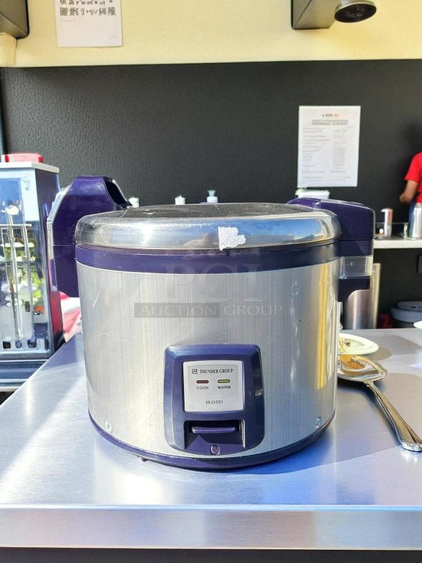 Thundergroup SEJ3201 30 cup rice cooker, great condition, silver with blue accents, tested and working.