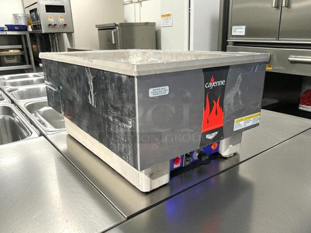 Vollrath 72020 Cayenne Full-Size Rethermalizer, 1000W, stainless steel, great condition, tested and working.