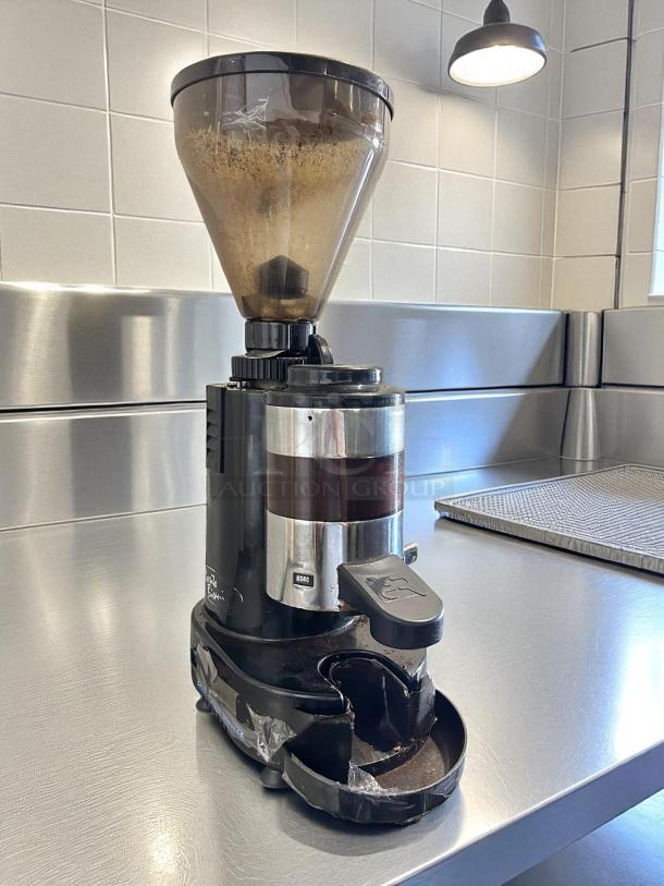 Rosito Bisani F5GM espresso grinder in excellent condition, 3.3 lbs hopper, semi-automatic, cast aluminum, tested and working.