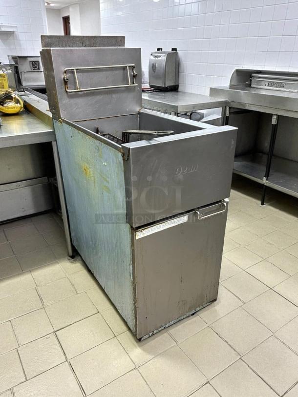 Dean SR152G gas fryer, floor model, with 50 lb vat, natural gas. Tested and working. Visible minor wear on exterior paint.