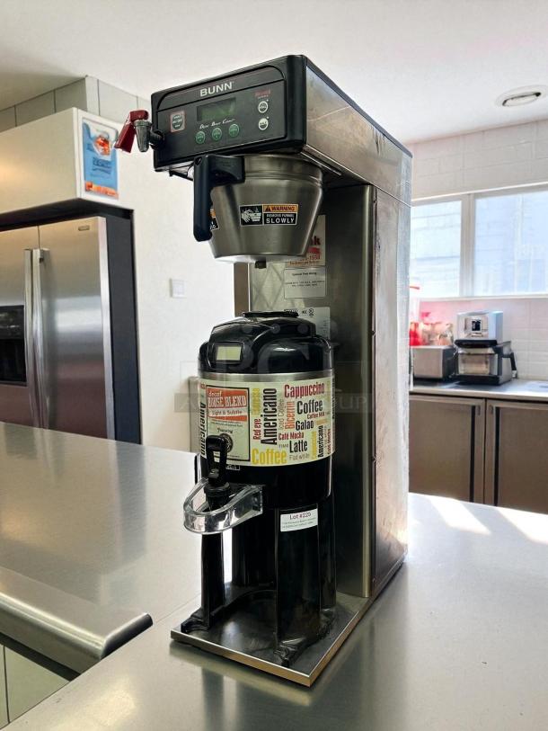 Bunn 38700.0010 AXIOM-DV-APS coffee brewer in great condition on kitchen counter. Dual voltage, tested and working.