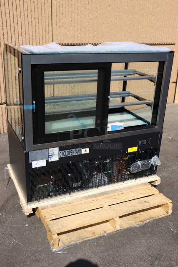 Avantco BC-48-HC refrigerated bakery display case, 48", curved glass, black finish, 115 volts, tested, broken glass.