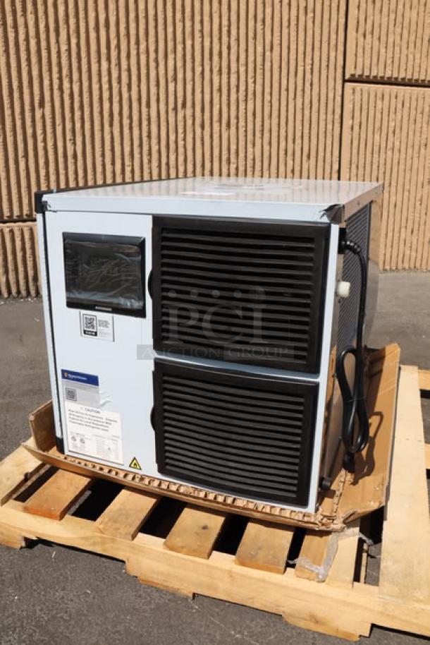 Brand new Avantco Ice MC-F-430-A full cube ice machine, 397 lb capacity, 115v, 1Ph. Slight exterior scratches on casing. Serial: 194MCF430A-24110048.