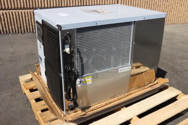 Brand new Avantco Ice MC-F-430-A 30" modular full cube ice machine, air cooled, minor cosmetic flaws, 397 lb. capacity.