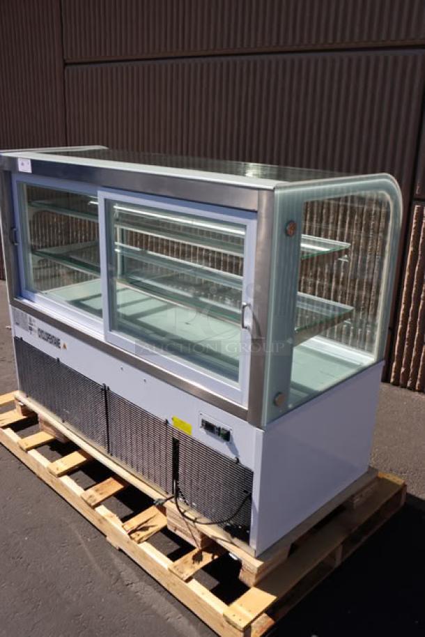 Avantco BC-60-HC 60" curved glass refrigerated bakery display case, white, brand new with broken corner glass.