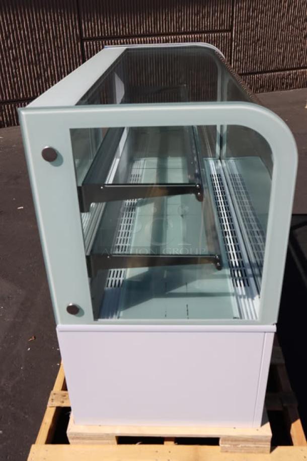 Avantco BC-60-HC 60" refrigerated bakery display case, white, curved glass, broken corner glass, serial S/N: 1664701100012.